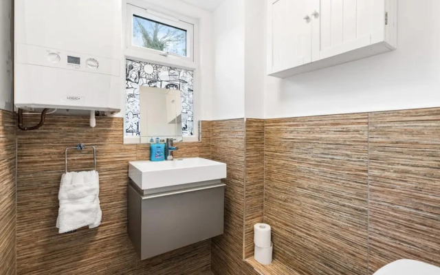 Central Horsham 5BR Home Parking Pets Allowed