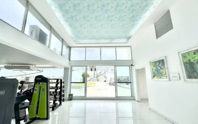 300sqft 5 Studio Gym & Pool Access
