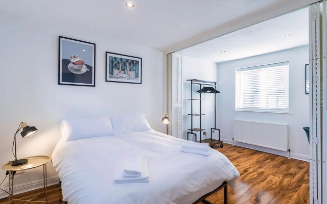 Charming & Central Apt w/ Garden & Free Parking