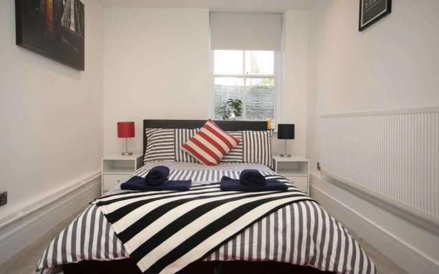 Light filled garden flat sleeps 4