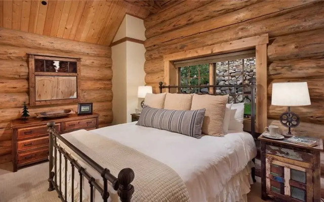 Panorama Lodge North: Luxury Log Home with Hot Tub, Elevator, Views (5BR)