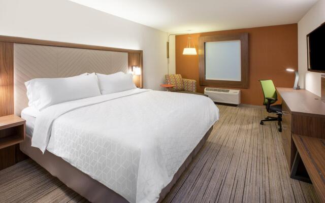 Holiday Inn Express & Suites Albuquerque East 1