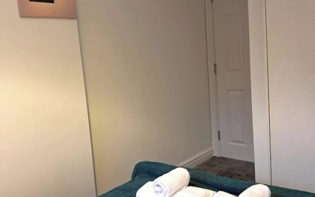 2 Bed Home - Parking, Private Garden, Wifi