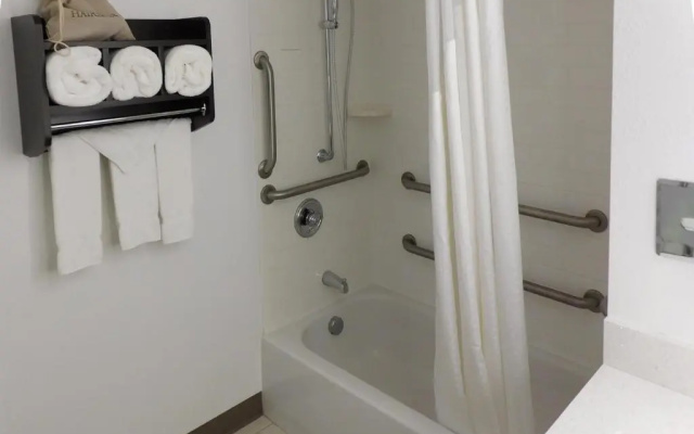 Holiday Inn Express Coventry S - West Warwick Area