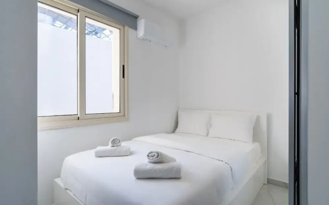 Marble - Studio & Balcony in Larnaca