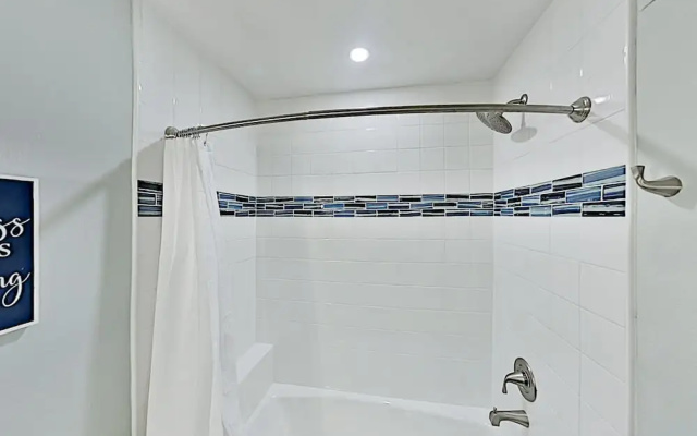 Walk To Beach! Modern Getaway With New Full Kitchen - 2 Bedroom Apts