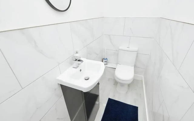 Modern 2 Bedroom House With Free Gated Parking