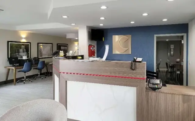 Econo Lodge Inn & Suites Outlet Village