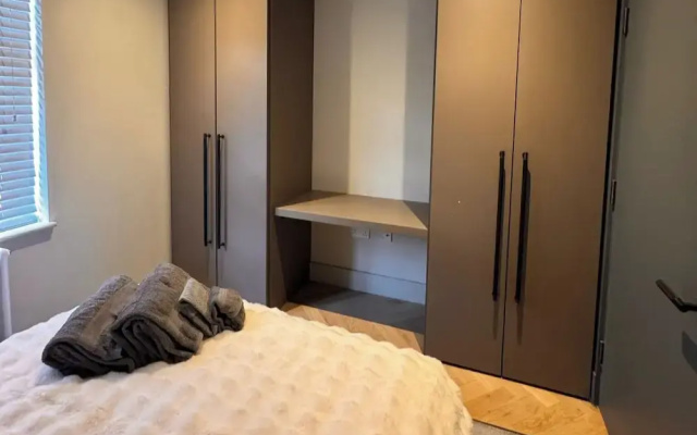 Thames Ditton Apt - Sleeps 6 - Garden & Bbq