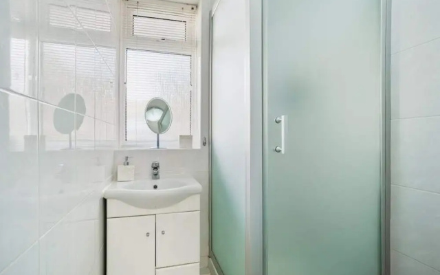 Spacious 3 Bed Flat W/communal Garden in Euston