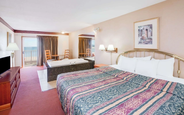 Super 8 by Wyndham Mackinaw City/Beachfront Area