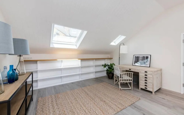 Divine 3-bed Mews House Battersea