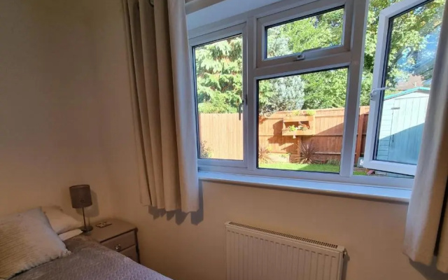 Spacious one bedroom apartment with private garden