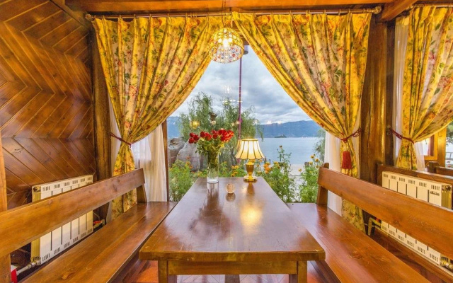 Lugu Lake Love Inn