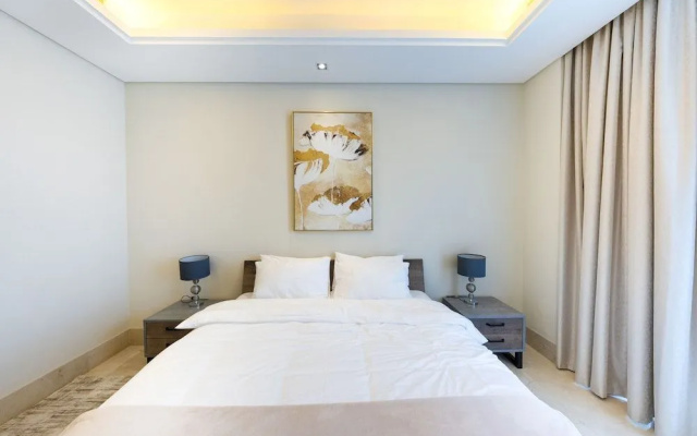 Spacious beachfront 2 bedroom apartment