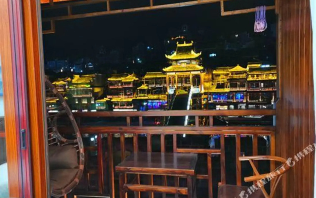 Xiangxi Phoenix Long River Inn