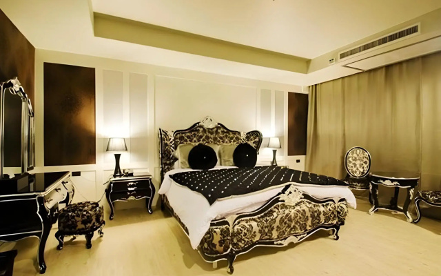 Alvarez Hotel
