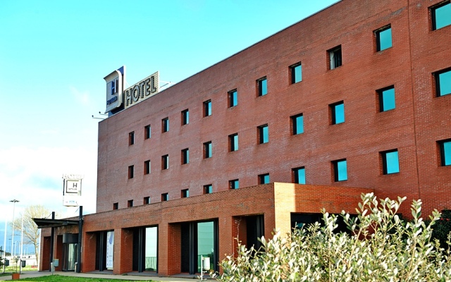 Hotel City Express Santander Parayas Сантандер вид на фасад