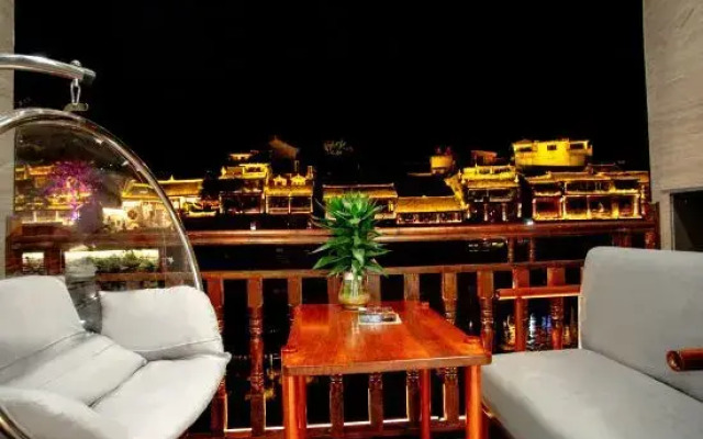 Mengyuan Diaojiaolou River View Homestay (Hongqiao Beimen Wharf Branch)