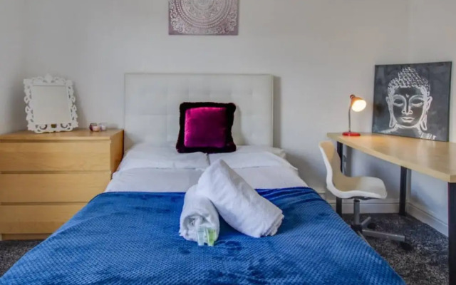 Modern Coventry Stay Sleeps 6