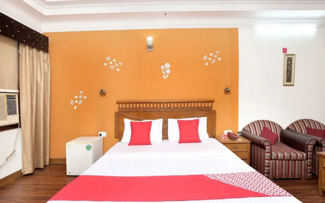OYO 16376 Hotel Paras