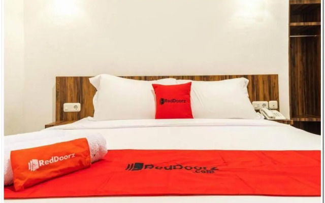 RedDoorz near RS Royal Prima Medan 2
