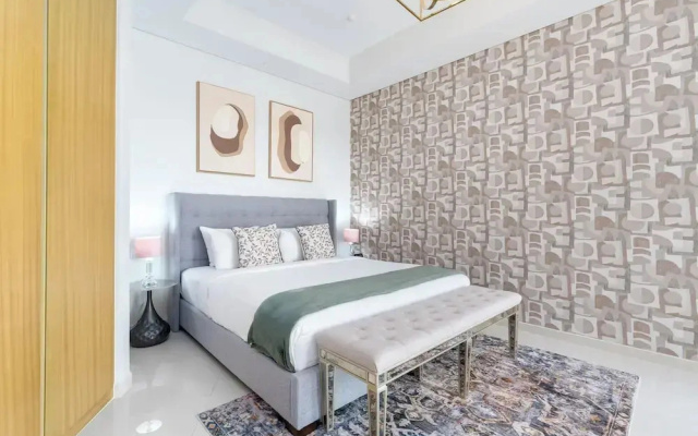 Lux BnB Aykon Tower Skyline Views
