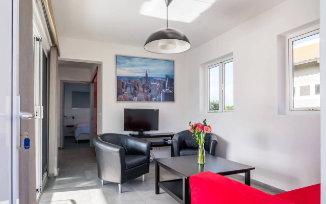 Bon Bini Condo W/ Great Location, Tropical Garden & Pool