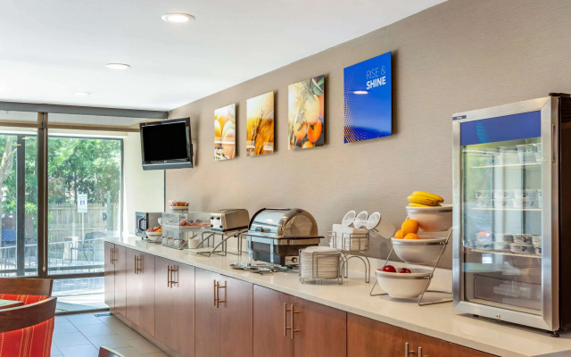 Comfort Suites Oakbrook Terrace near Oakbrook Center