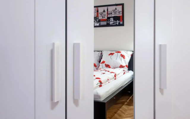 PARKING, AC, WIFI FLAT NEXT TO ANDRASSY Ave