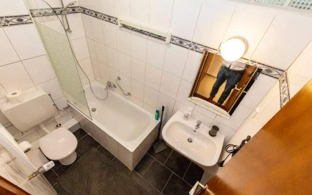 AVR Apartment HOF 7