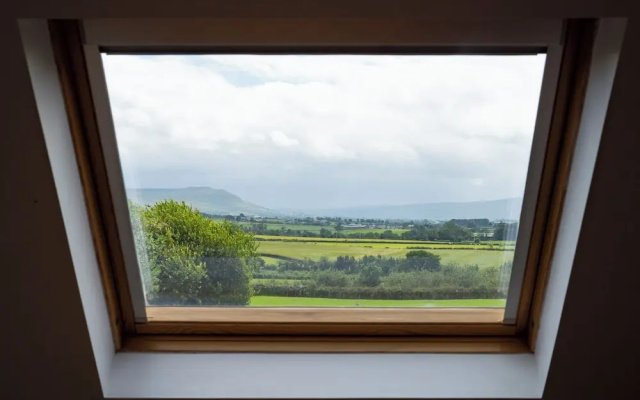 Limavady Cherry Tree Apartment, Sleeps 2 & Parking