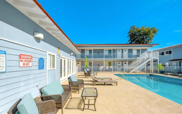 Oak Shores Studio 6