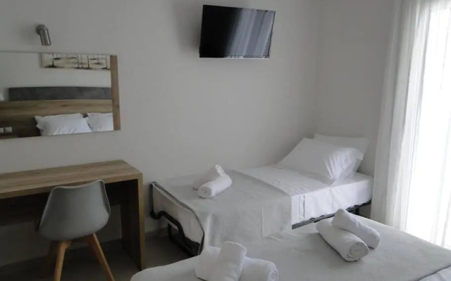 Chrysanthe's Apartments No4