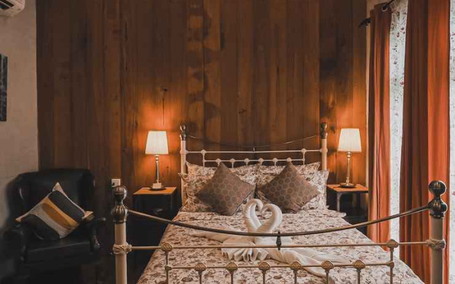 RoomQuest Rimrabeang Amphawa Floting Market