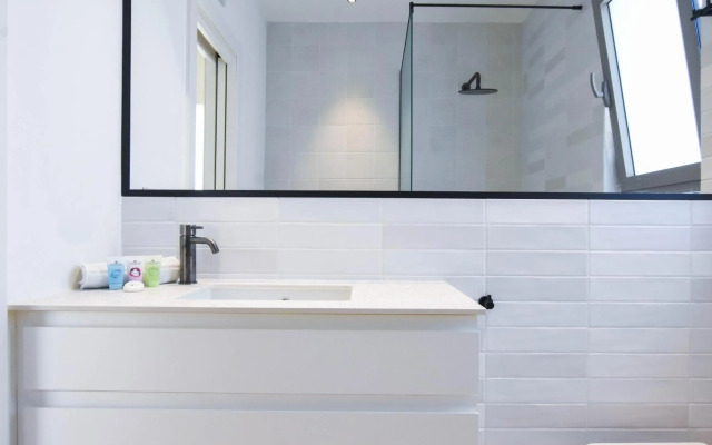 Authentic 3BR Penthouse in Ben Gurion by HolyGuest
