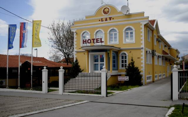 Hotel Lav вид на фасад