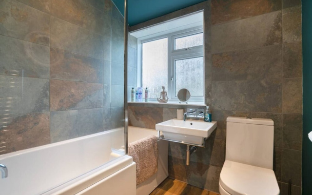 10-min to AB City Centre - Parking - Garden - Wifi