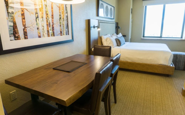 Grand Summit Hotel, a Ski in/out by RedAwning