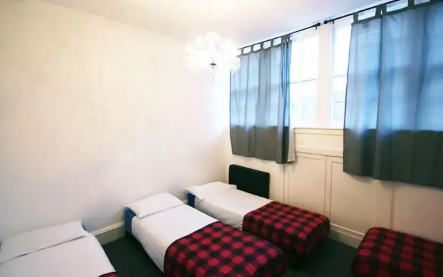 Edinburgh Princes Street Top Floor Apt