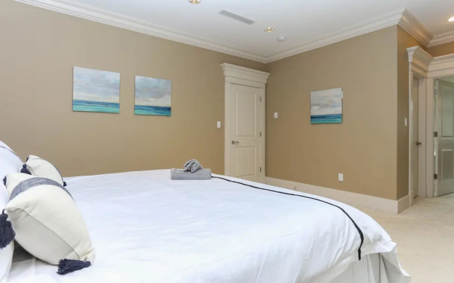 Grand 4 Bedroom Vacation House near Vancouver Downtown
