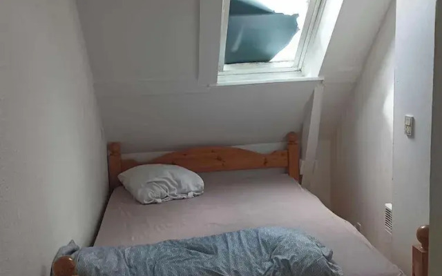 Room in Guest Room - North Beach Inn Guesthouse
