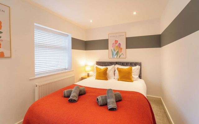 4 Bed House - Cheltenham & Gloucester - Sleeps 8