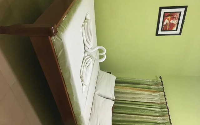 Pra-Tna Guest House and Coffee