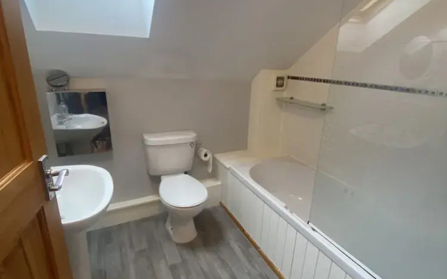 3 Bedroom House, Hot Tub,torbay, Sleeps 6, Parking