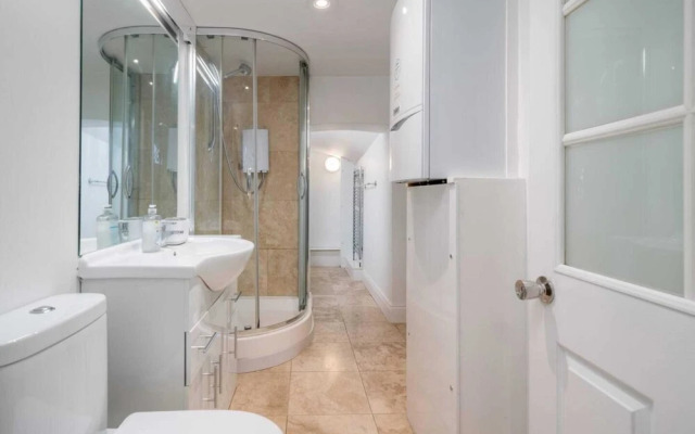 Bright and Modern 2 Bedroom Apartment in Earl's Court