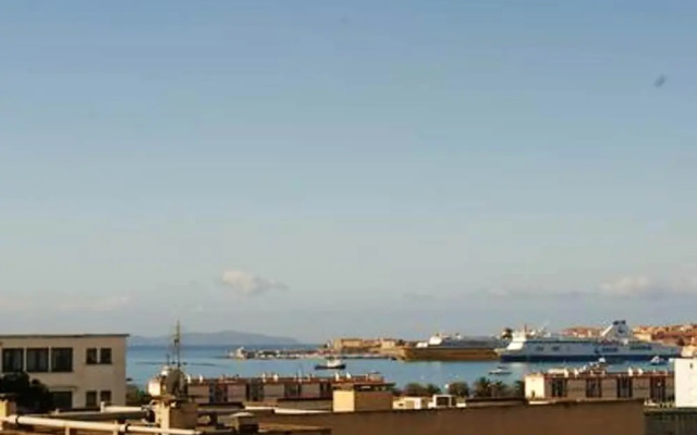 Studio in Ajaccio, With Wonderful sea View, Balcony and Wifi