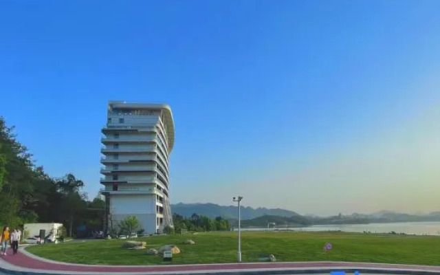 Taiping Lake Mystical Deer Hotel