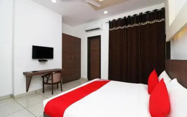 OYO Flagship 15448 Green plaza Sector 10