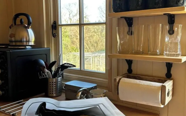 Haslemere - Cabin - Sleeps 2 - Parking - Garden